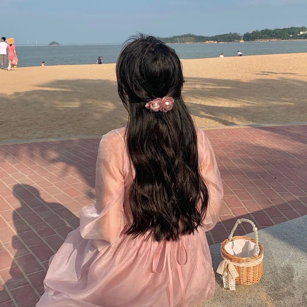 她比烟花寂寞